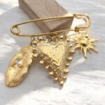 Broche 12